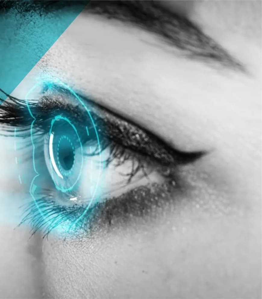 Primer plano de un ojo con un trazo luminoso dibujado sobre la pupila
